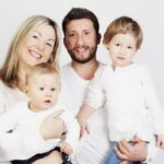 „Familienfotograf Dresden – natürliches Familienshooting mit Eltern und Kindern“