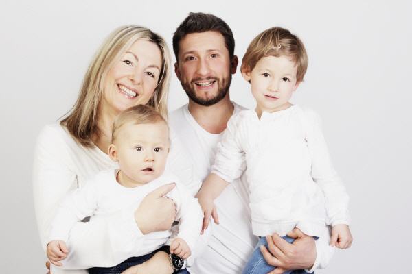 „Familienfotograf Dresden – natürliches Familienshooting mit Eltern und Kindern“